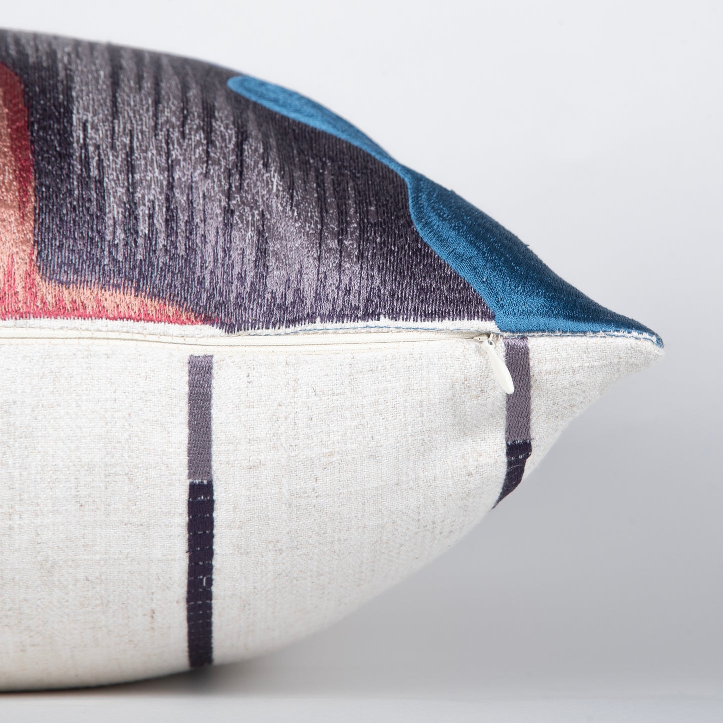 Soft Confluence Emb Cushion